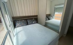 Quarto, o banheiro é de uso exclusivo do hóspede e fica localizado no corredor , piscina compartilhada, não é o apartamento inteiro, somente o quarto